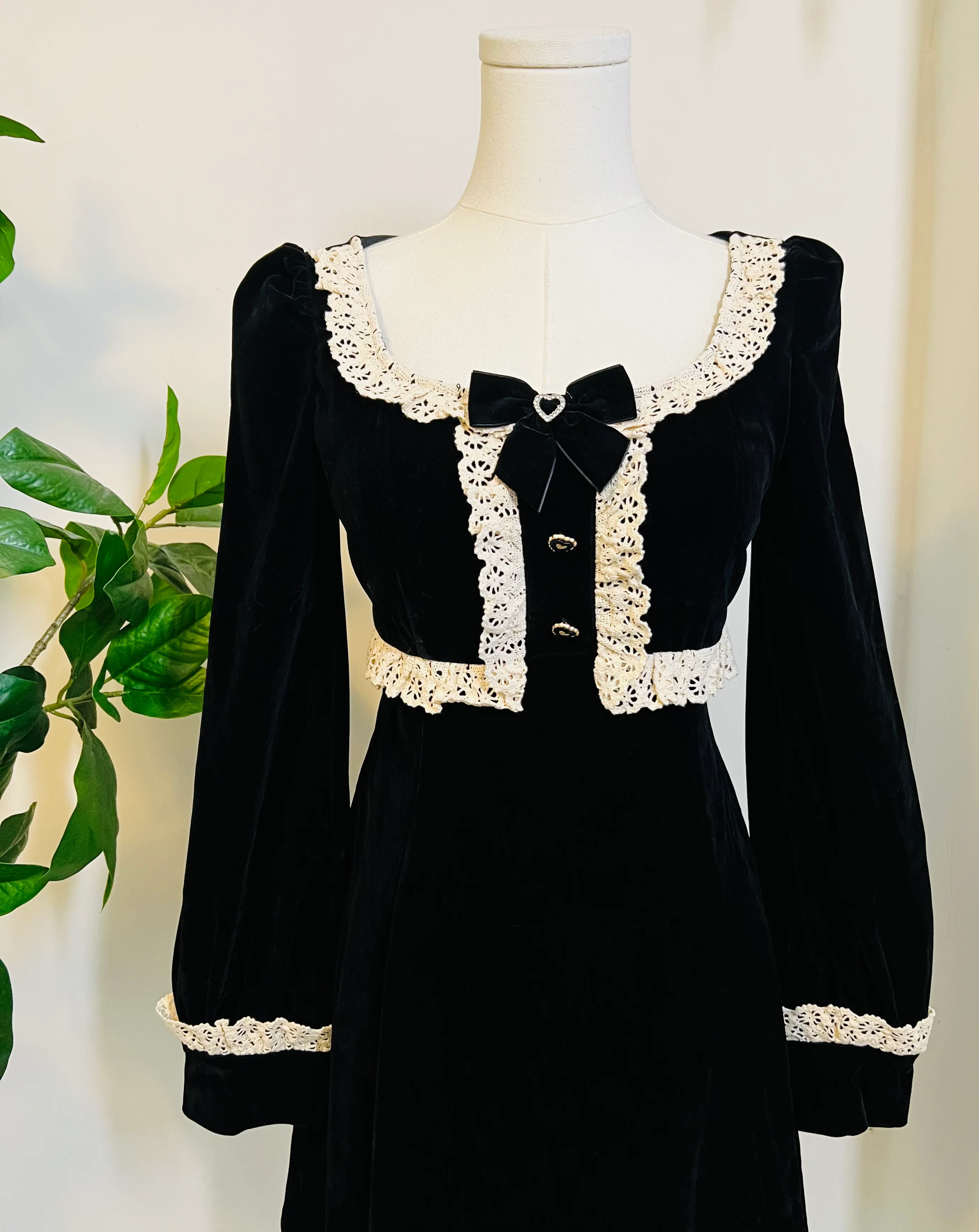 Sabrina - Luscious 60s style Velvet mini dress - READY TO SHIP - Image 8
